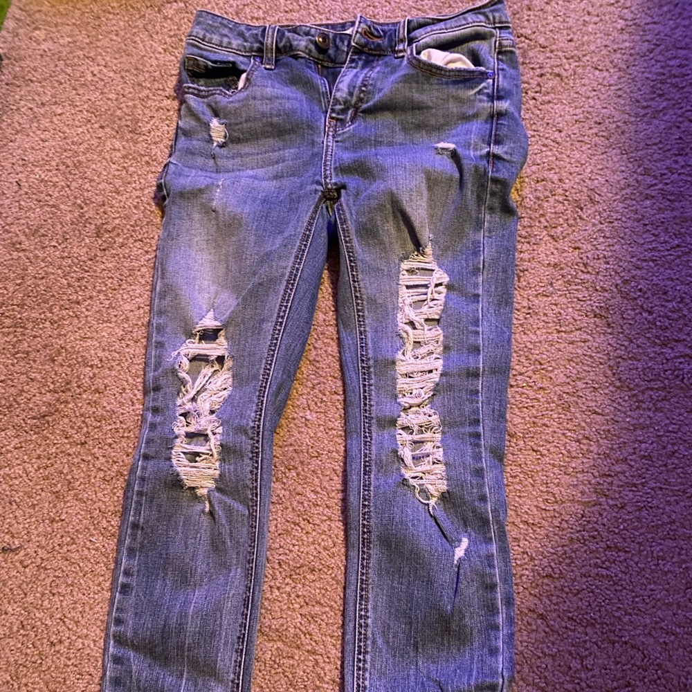Ripped jeans, high waisted